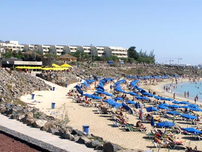 Sandstrand im Urlauberort Playa Blanca auf Lanzarote